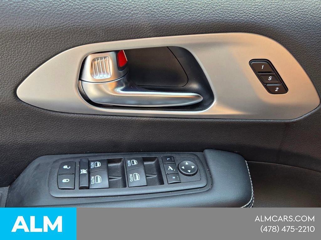 Used 2025 Chrysler Pacifica Limited FWD image 32