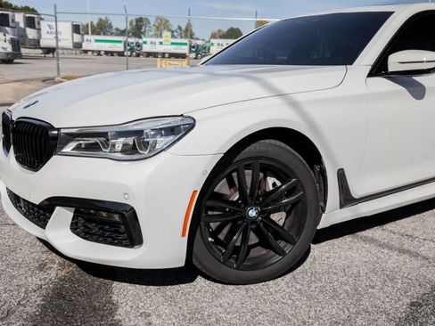 Used 2018 BMW 750i image 2