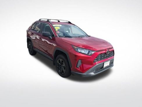 Used 2021 Toyota RAV4 LE image 1