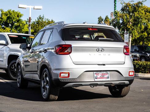 Used 2025 Hyundai Venue SEL image 7
