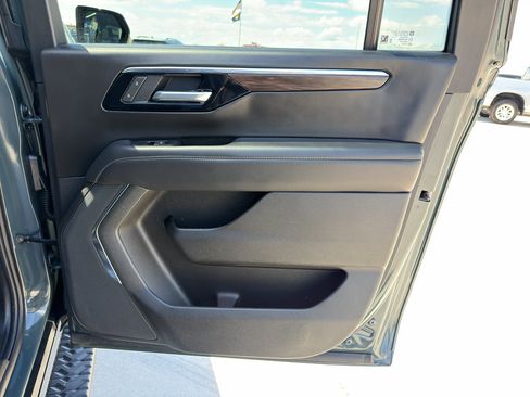 Used 2025 Chevrolet Suburban Z71 AWD/4WD image 20