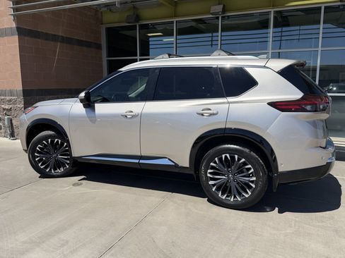 Used 2025 Nissan Rogue Platinum FWD image 5