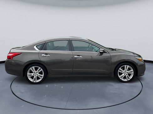 Used 2017 Nissan Altima 3.5 SL w/ 3.5SL Technology Package image 8