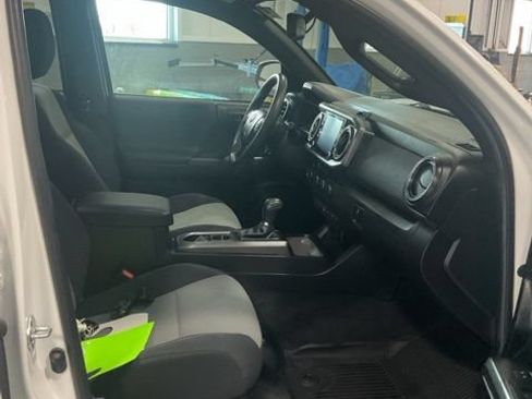 Used 2022 Toyota Tacoma TRD Off-Road w/ Technology Package AWD/4WD image 27