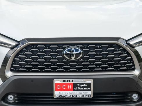 Used 2023 Toyota Corolla Cross XLE w/ Convenience Package FWD image 5