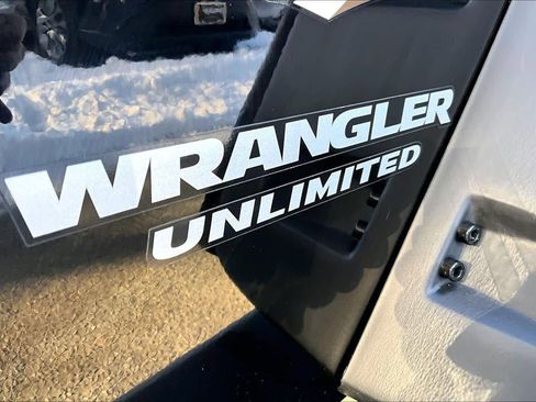 Used 2017 Jeep Wrangler Unlimited Sahara w/ Connectivity Group image 10