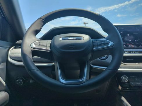 Used 2025 Jeep Compass Latitude AWD/4WD image 22