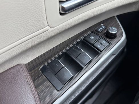Used 2024 Toyota Sienna Platinum FWD image 25