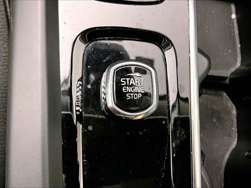 Used 2024 Volvo XC60 B5 Plus w/ Protection Package Premier image 35