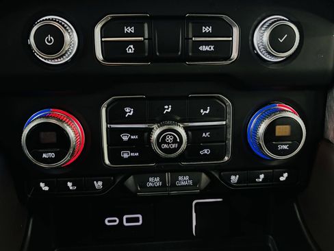 Used 2024 GMC Yukon SLT w/ SLT Luxury Package AWD/4WD image 49