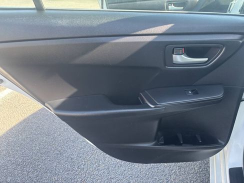 Used 2017 Toyota Camry SE FWD image 19