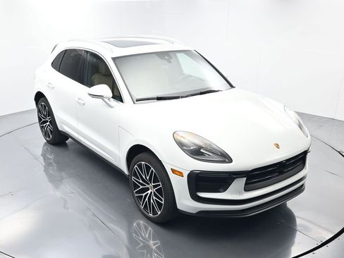 Certified 2025 Porsche Macan AWD/4WD image 42