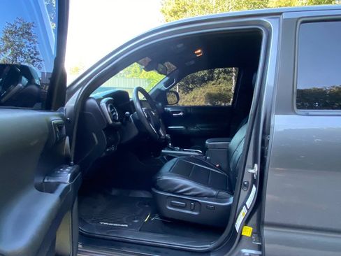 Used 2020 Toyota Tacoma TRD Off-Road w/ Technology Package AWD/4WD image 11