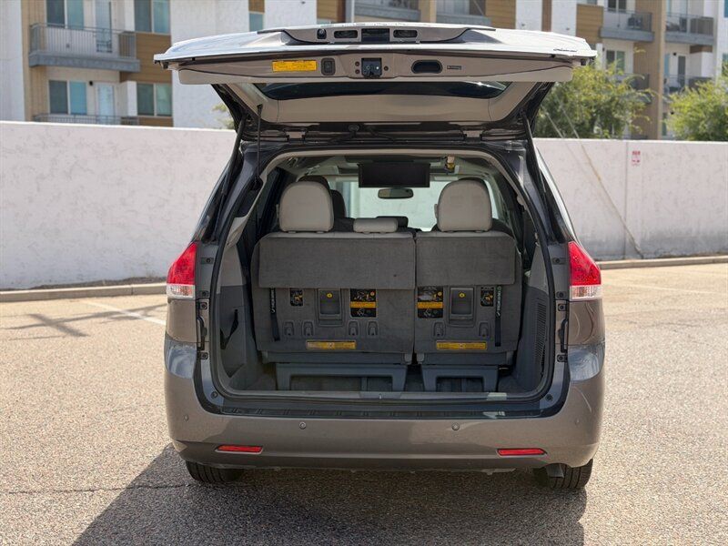 Used 2014 Toyota Sienna XLE w/ XLE Premium Package FWD image 7