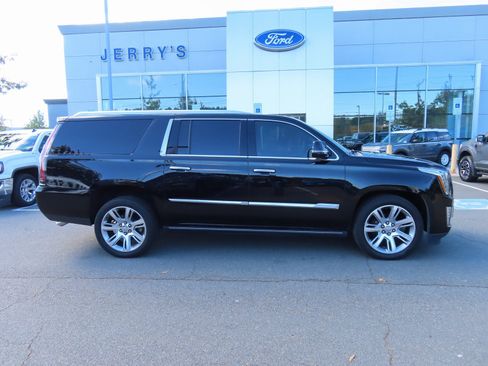 Used 2020 Cadillac Escalade ESV Premium Luxury image 4