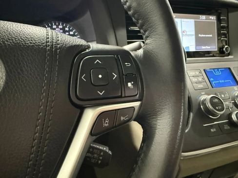 Used 2018 Toyota Sienna XLE w/ XLE Navigation Package FWD image 18