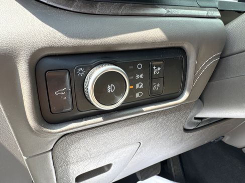 Used 2023 Ford Explorer Platinum w/ Technology Package AWD/4WD image 15