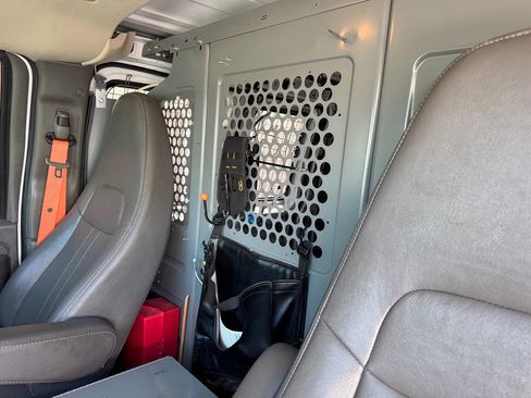 Used 2015 Chevrolet Express 2500 RWD image 17
