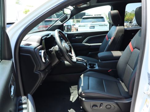 Used 2025 Chevrolet Colorado Z71 w/ Technology Package AWD/4WD image 21
