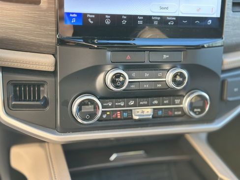 Used 2023 Ford Expedition Limited image 18