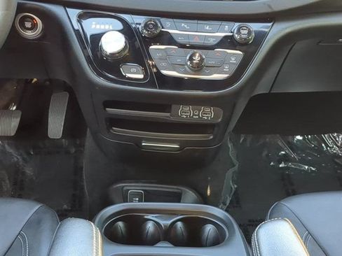 Used 2025 Chrysler Pacifica Select FWD image 19