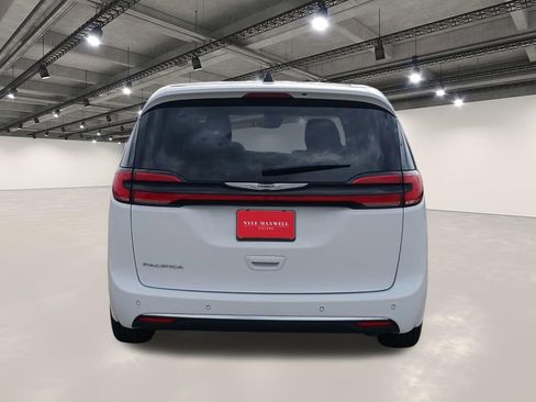 Used 2024 Chrysler Pacifica Touring-L image 15
