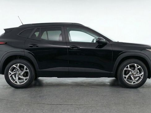 Used 2025 Chevrolet Trax LT FWD image 11