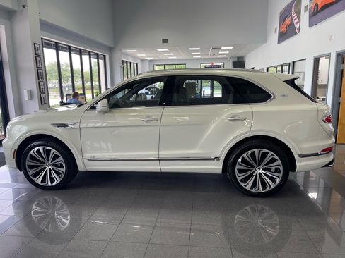 Used 2022 Bentley Bentayga AWD/4WD image 2