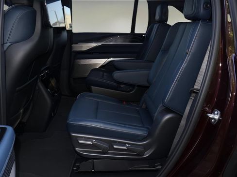 Used 2025 Cadillac Escalade IQ Luxury 2 AWD/4WD image 13