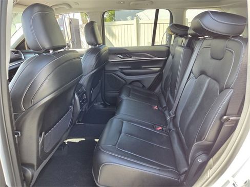 Used 2023 Jeep Grand Cherokee Limited w/ Black Appearance Package image 16