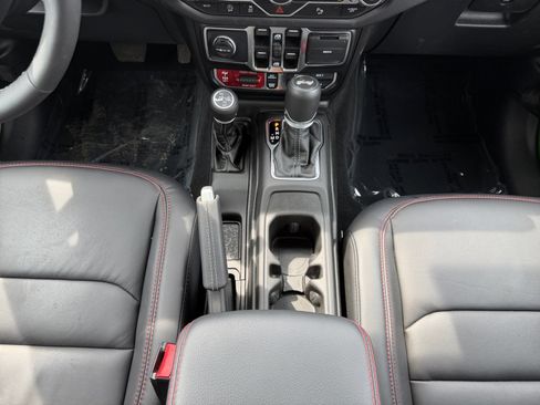 Used 2025 Jeep Wrangler Unlimited Rubicon AWD/4WD image 13
