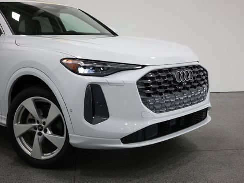 Used 2025 Audi Q5 Premium Plus w/ Premium Plus AWD/4WD image 3