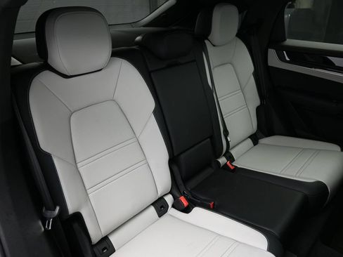 Certified 2025 Porsche Cayenne Turbo AWD/4WD image 26