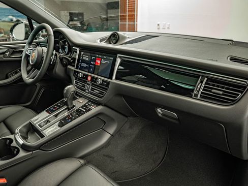 New 2026 Porsche Macan AWD/4WD image 40