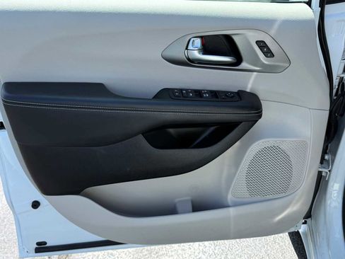 Used 2023 Chrysler Pacifica Touring-L FWD image 11