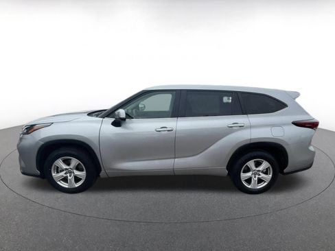 Used 2025 Toyota Highlander LE image 9