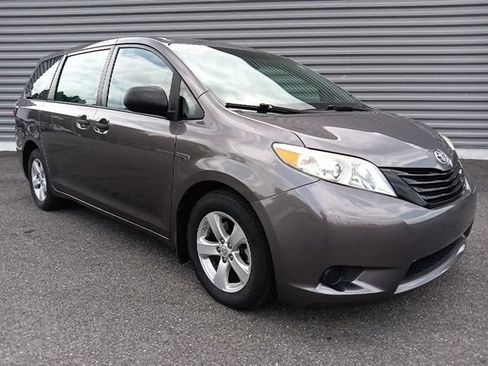 Used 2015 Toyota Sienna L FWD image 1