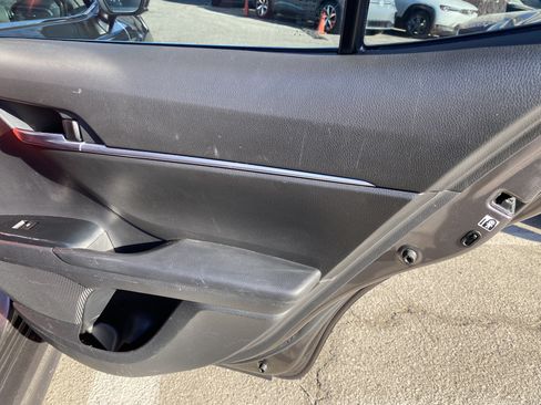 Used 2018 Toyota Camry SE FWD image 18