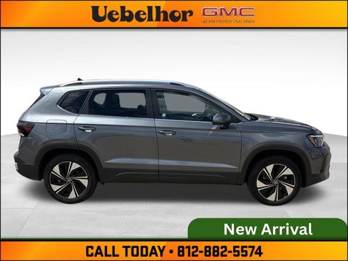 Used 2025 Volkswagen Taos SE AWD/4WD image 5