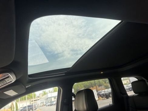 Used 2017 Jeep Grand Cherokee Overland image 5