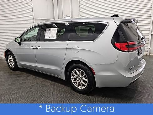 Used 2023 Chrysler Pacifica Touring-L image 6