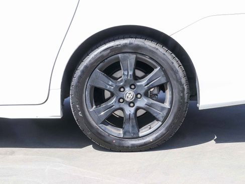 Used 2020 Toyota Sienna SE w/ Nightshade Edition FWD image 9