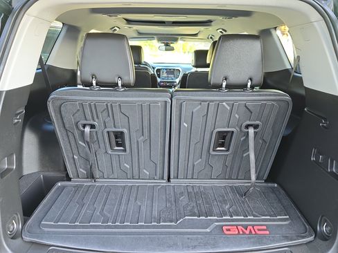 Used 2023 GMC Acadia SLT w/ Technology Package image 12