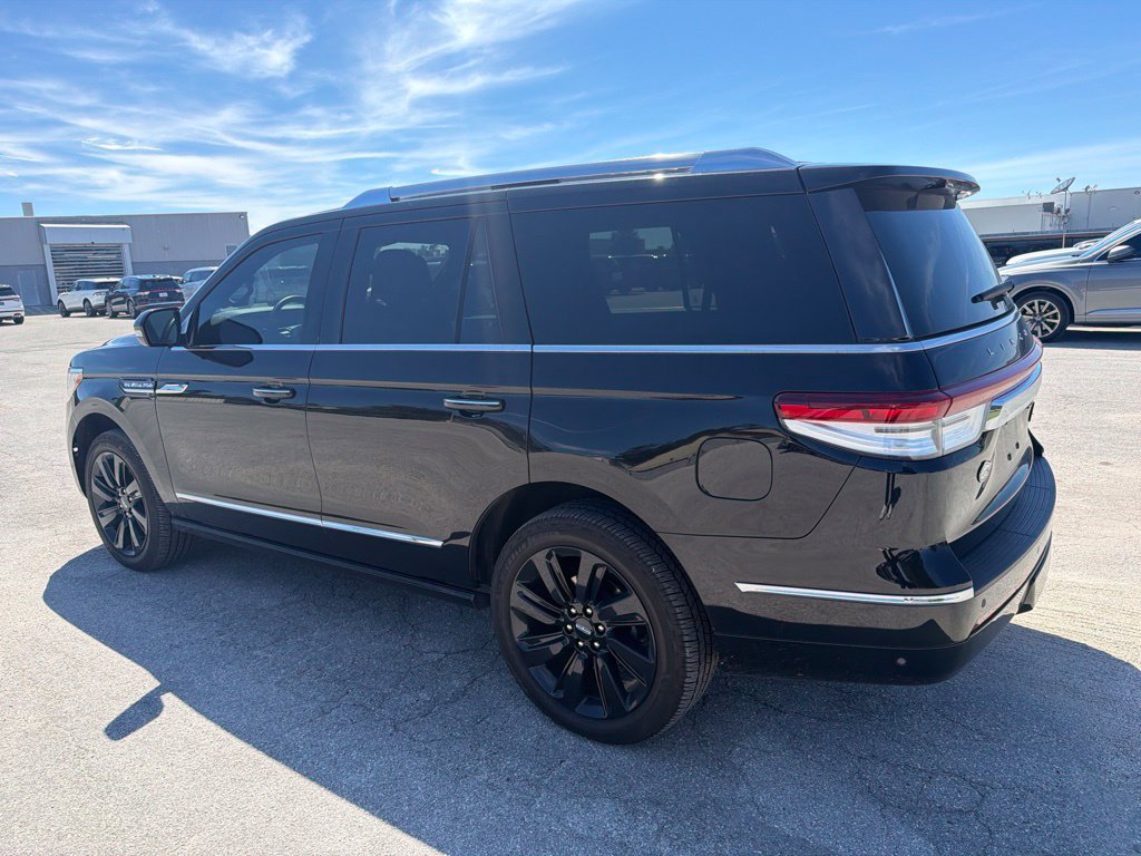 Used 2024 Lincoln Navigator Reserve AWD/4WD image 4