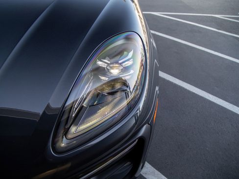 Certified 2024 Porsche Macan AWD/4WD image 12