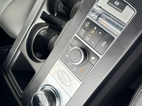 Used 2018 Land Rover Discovery SE image 23