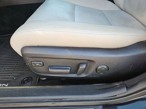 Used 2018 Toyota Avalon Limited image 16