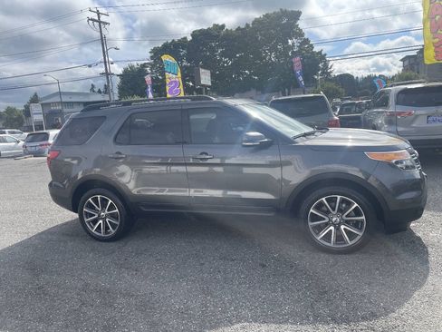 Used 2015 Ford Explorer XLT w/ Equipment Group 202A AWD/4WD image 2