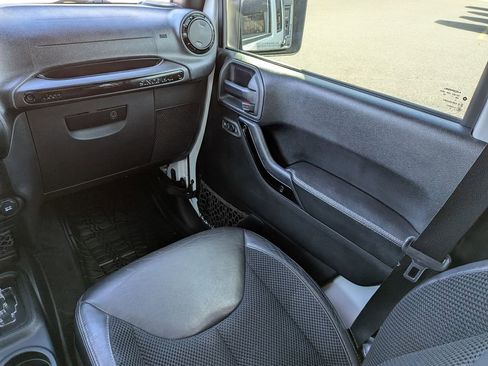 Used 2017 Jeep Wrangler Unlimited Sahara image 17