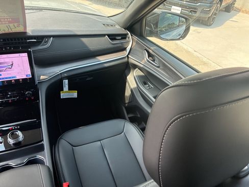 New 2025 Jeep Grand Cherokee Limited image 16